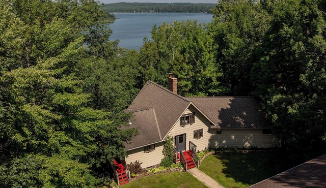 Mitchell Lake Getaway/Lake Views & Game Room