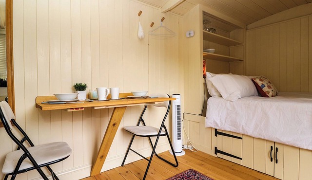 MITFORD GYPSY HUT, romantic, with open fire in Moreton-In-Marsh