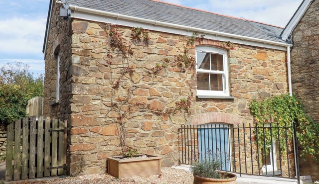 MITHIAN COTTAGE, pet friendly, with a garden in St Agnes