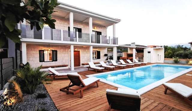 Mix of modern and antique , New visage villa Antico