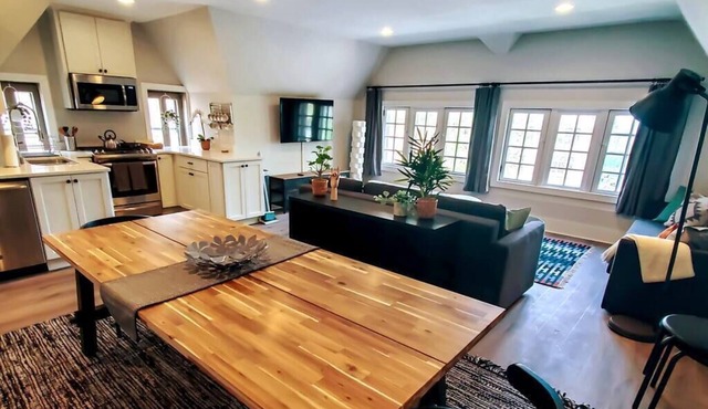 MKE Mansion - West Wing Private Home