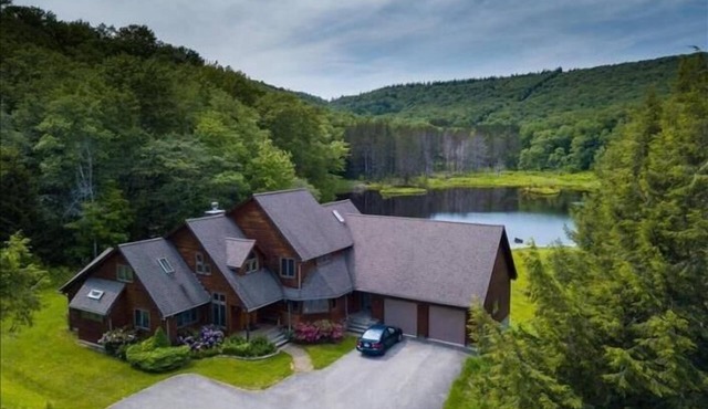 ML03-Lakefront Retreat, Hot Tub, Pets Ok! Close to Skiing!