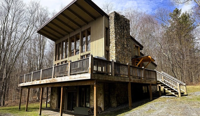 ML06-New owner/Updates! Trail to Lake! Views! hot tub! A/C!