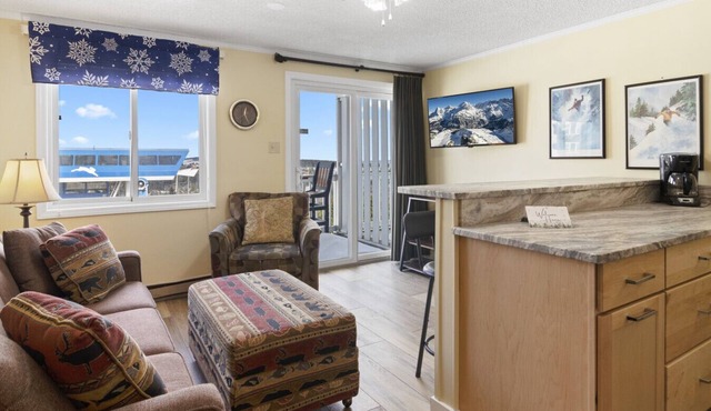 ML332 Renovated Close to Lift Gated Parking WiFi