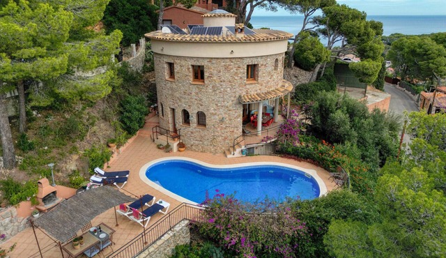 MM152: House with private pool in Sa Riera, Begur