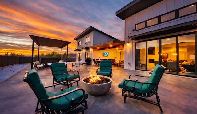 Moab Desert Escape Villa: Luxury 5-Bedroom Retreat with Heated Pool