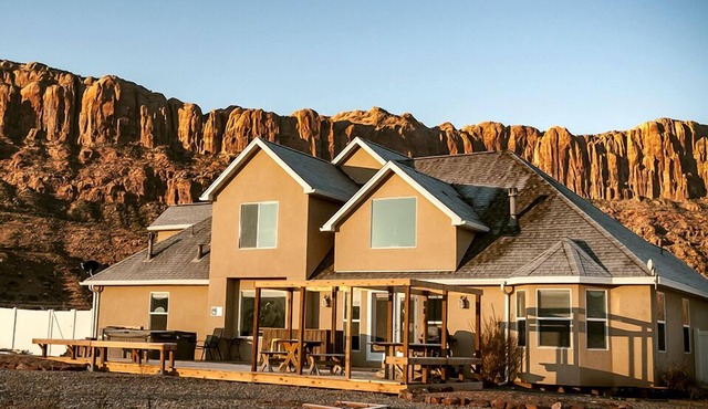 Moab Desert Home, 4bed 3bath, sleeps 10, Pet Friendly