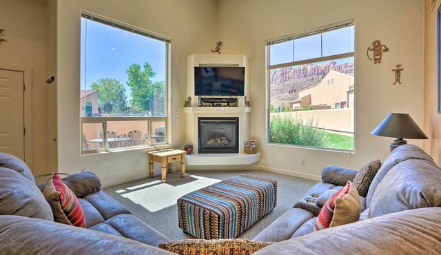 Moab Townhome w/Pool Access + Stunning Mtn Views!
