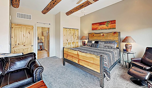 Moab Village Luxury Retreat Gorgeous views, PVT Hot Tub, 3 STE, 3.5 BTH, 1.5 KT