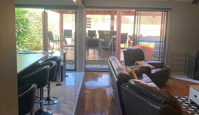 Moama Holiday House - Bali Hut & Outdoor SPA area