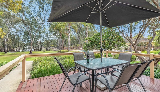 Moama Riverfront Escape: Pool, Fun + Space for Everyone!