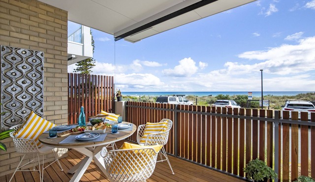 Moana Beach, Seafront Apartment