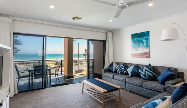 Moana Beachfront Apartment Apartment 8, 320-322 Esplanade, Moana