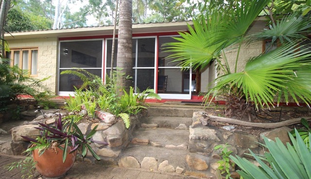 Moana Cottage, stroll to Horseshoe Bay beachfront