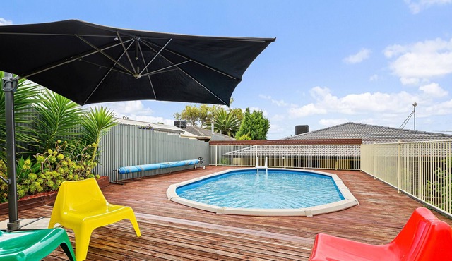 Moana South N Surf - Entertainer's Delight with Stunning Pool in Cruisy Moana