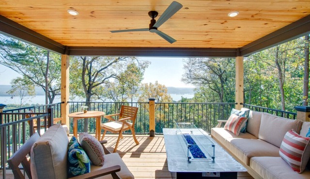 Moana-Themed Luxury Cabin with Lake Views, Hot Tub & Festive Decor