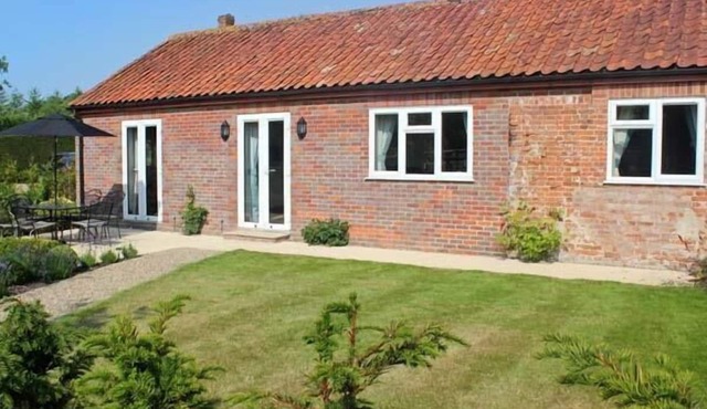 MOAT FARM COTTAGE, family friendly, with a garden in Wood Dalling