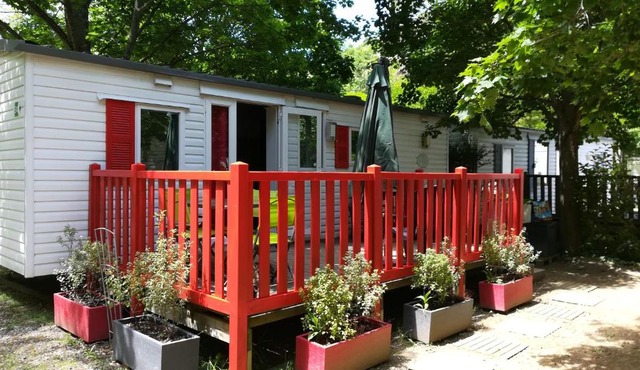 MOBIL HOME à l'ombre du train jaune
