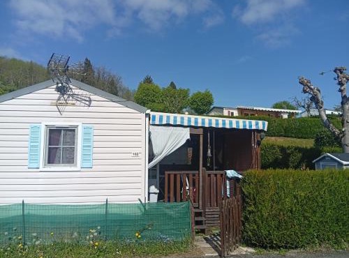 Mobil-home avec terrasse couverte camping avec piscine