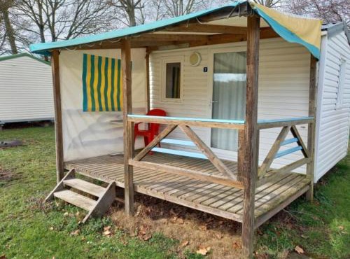 Mobil-home confortable avec terrasse pour 4 personnes à Athée - API-1-52-1366