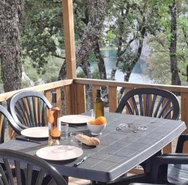 Mobil-home dans camping 4 étoiles vue sur le Verdon