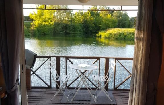 Mobil-home flottant SEURRE vue panoramique sur l'eau jacuzzi privé en option