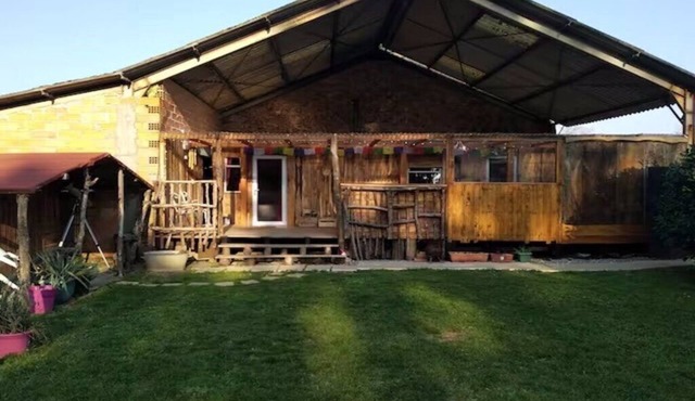 Mobil home rustique dans petite ferme