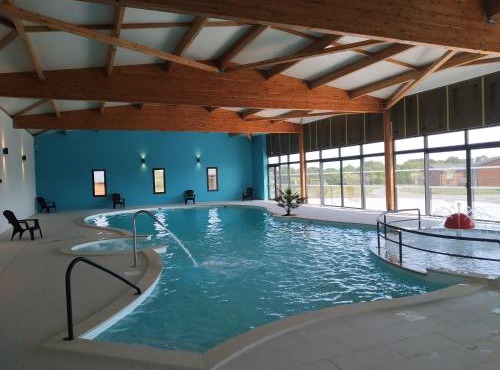 Mobil-home spacieux, grande terrasse ,piscine en été