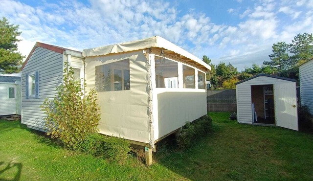 Mobile home in campsite with swimming pool