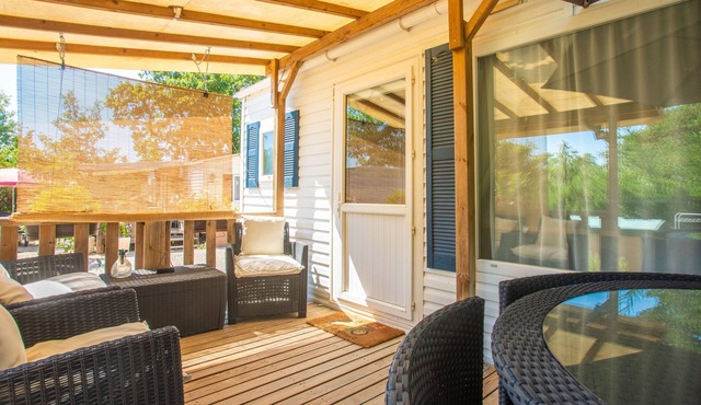 Mobile Home 'Marinière' with Lake View, Private Pool and Air Conditioning
