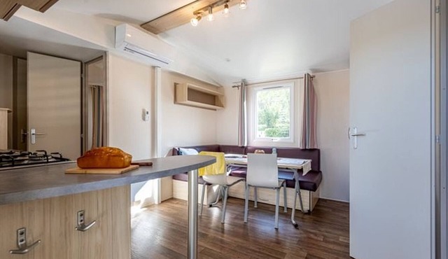Mobile home with terrace for 6 people