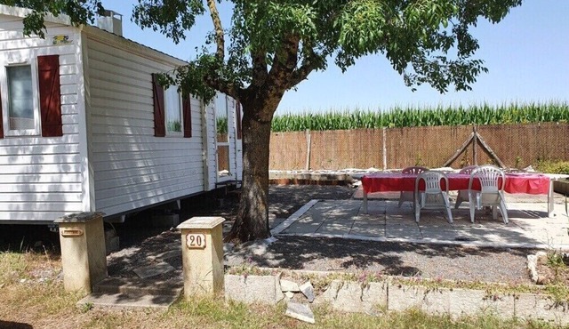 Mobile home with spacious terrace in Meschers near Royan