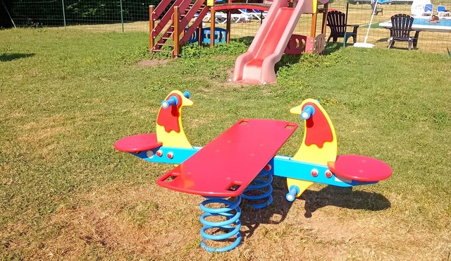 Mobile home 5/pers, in campsite located in barzan 17kms from Royan with swimming pool.