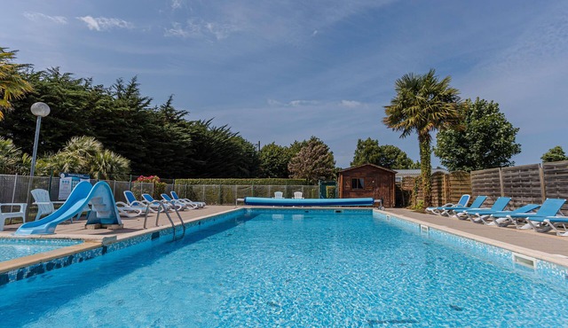 Mobile Home '6 Personnes' with Shared Pool, Private Terrace and Wi-Fi