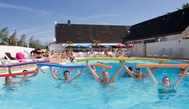 MOBILE HOME 8 PEOPLE IN CAMPSITE CLOSE TO THE SEA