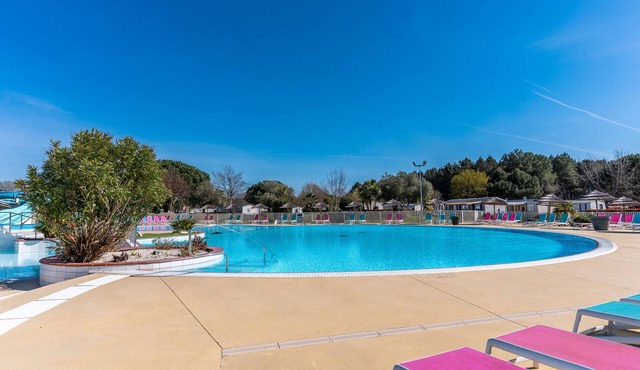 Mobile Home 'Au Bonheur Des Landes' with Shared Pool, Private Terrace and Air Conditioning