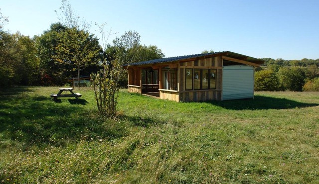 Mobile Home auf Campingplatz mit Naturbadesee