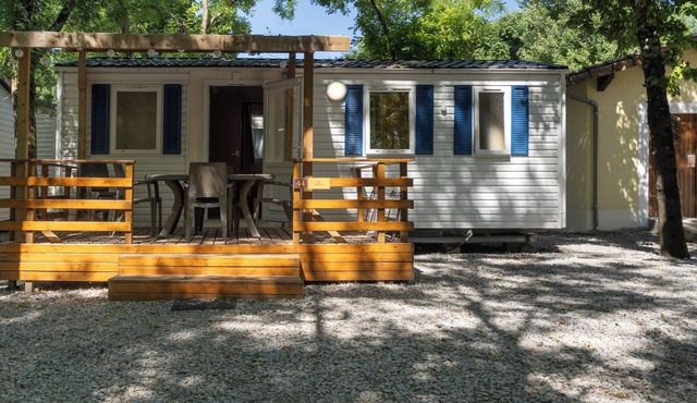 Mobile Home 'Confort A - 1-6 Pers' with Shared Pool, Private Terrace and Shared Garden