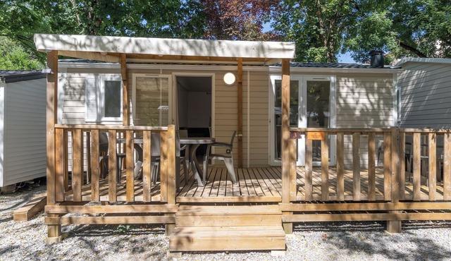 Mobile Home 'Confort B - 1-6 Pers' with Shared Pool, Private Terrace and Shared Garden