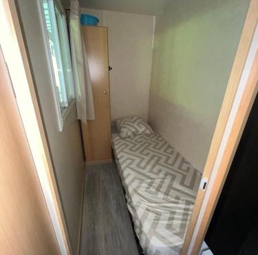 Mobile-home entièrement équipé, rivière en contrebas