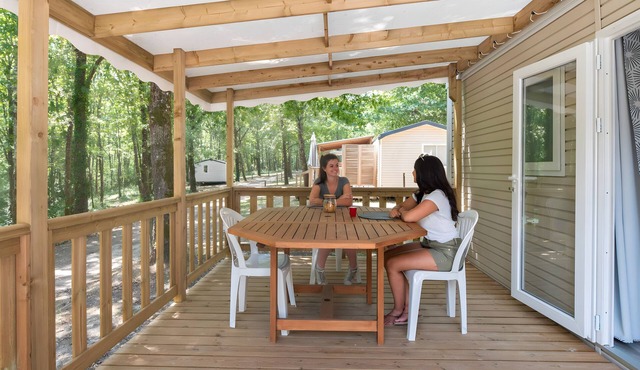 Mobile Home 'Mobilhome Confort 4 Personnes 63' with Private Terrace, Private Garden and Wi-Fi