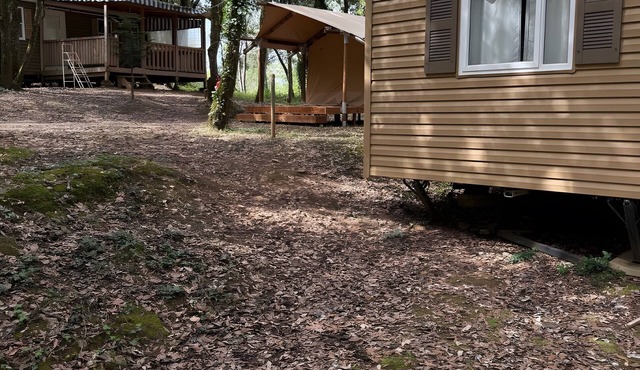 Mobile Home in Cottage Village with Shared Pool, Wi-Fi & Air Conditioning