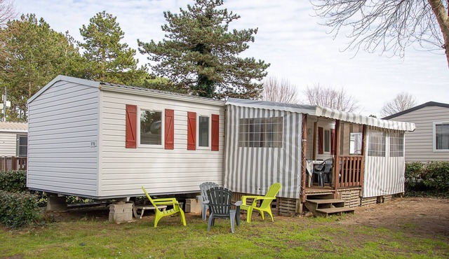 Mobile Home 'Mobilhome Tout Équipé Bois Masson' with Shared Pool and Shared Terrace