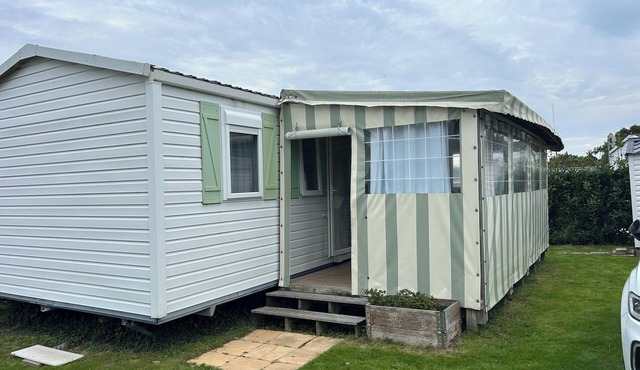 Mobile home in 4 * campsite with swimming pool