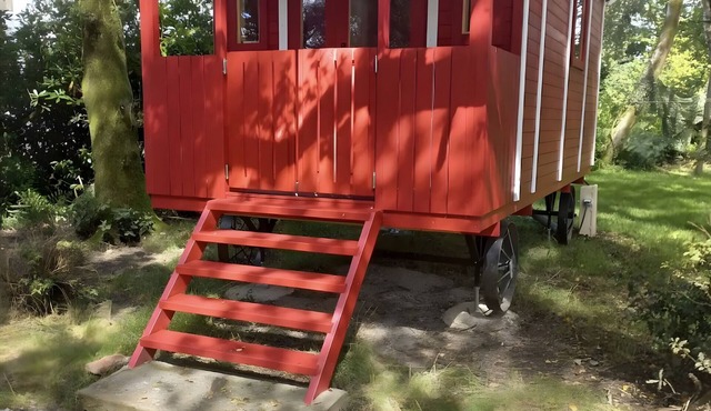 Mobile Home 'Katy - 15mins Plages Et Douarnenez' with Shared Garden