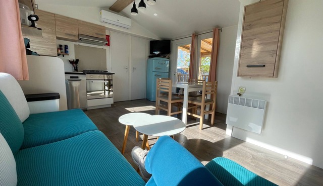 Mobile Home 'La Cabane Du Sud' with Shared Pool, Private Terrace and Air Conditioning