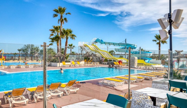 Mobile Home 'Le 370' with Shared Pool, Private Terrace and Private Garden Lattes