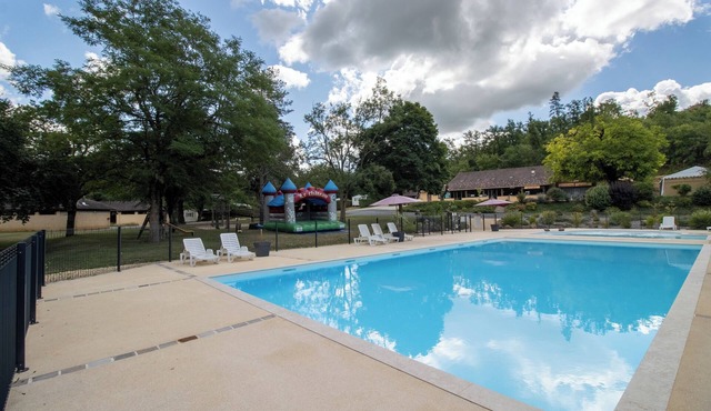 Mobile Home 'Le Chataignier' with Shared Pool, Private Terrace and Private Garden