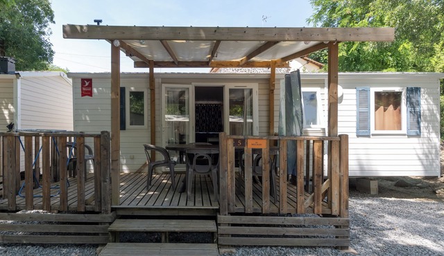 Mobile Home 'Mobil-home Confort B - 1-8 Pers' with Shared Pool and Shared Garden