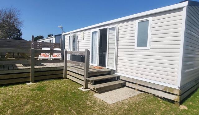 Mobile home rental on a 5-star campsite between land and sea.
